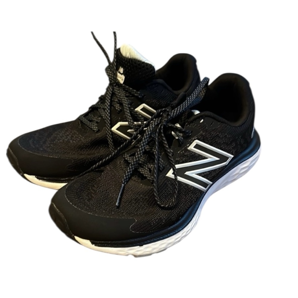 New Balance Black and White Athletic Shoes with Supportive Midsole SU